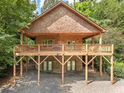 Buckeye Cabin, located in Weaverville, NC