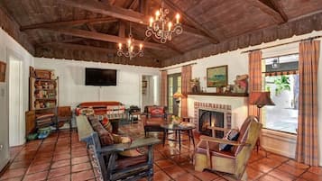 Smart-TV, Kamin, Netflix, Hulu