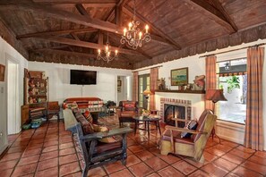 Smart TV, fireplace, Netflix, Hulu