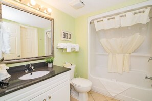 Kombinert dusj/badekar, hårføner og håndklær