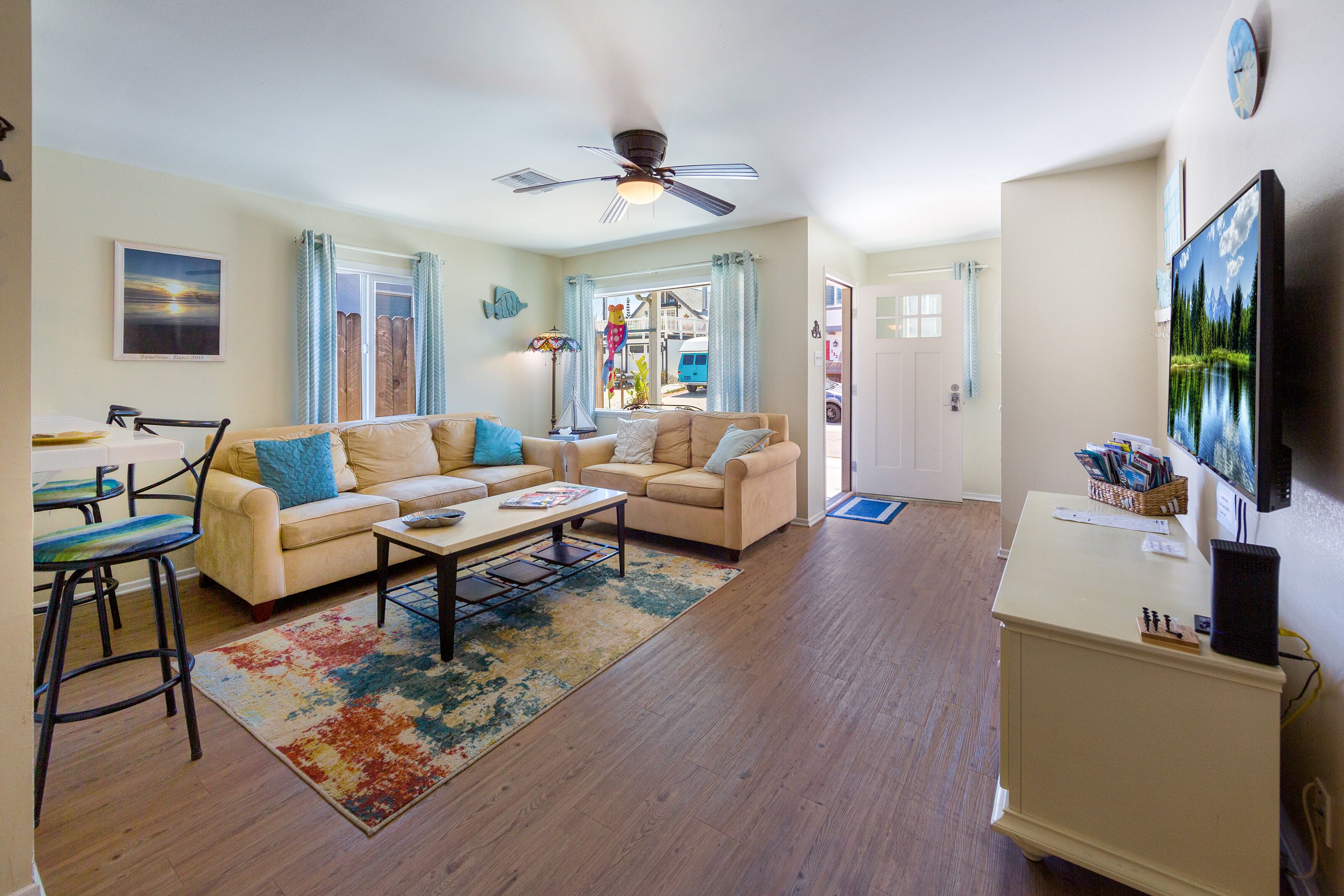 Flat-screen TV, stereo