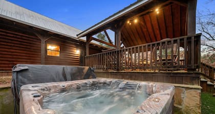 Lazy J Hideaway -Hot Tub, fire pit, secluded cabin