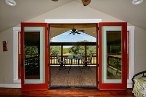 Outdoor dining - Terrific getaway to the peaceful countryside. (Fredericksburg)