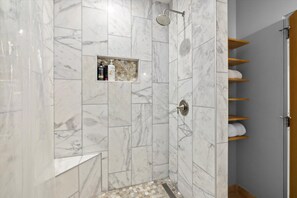 Combined shower/tub, jetted tub, hair dryer, towels