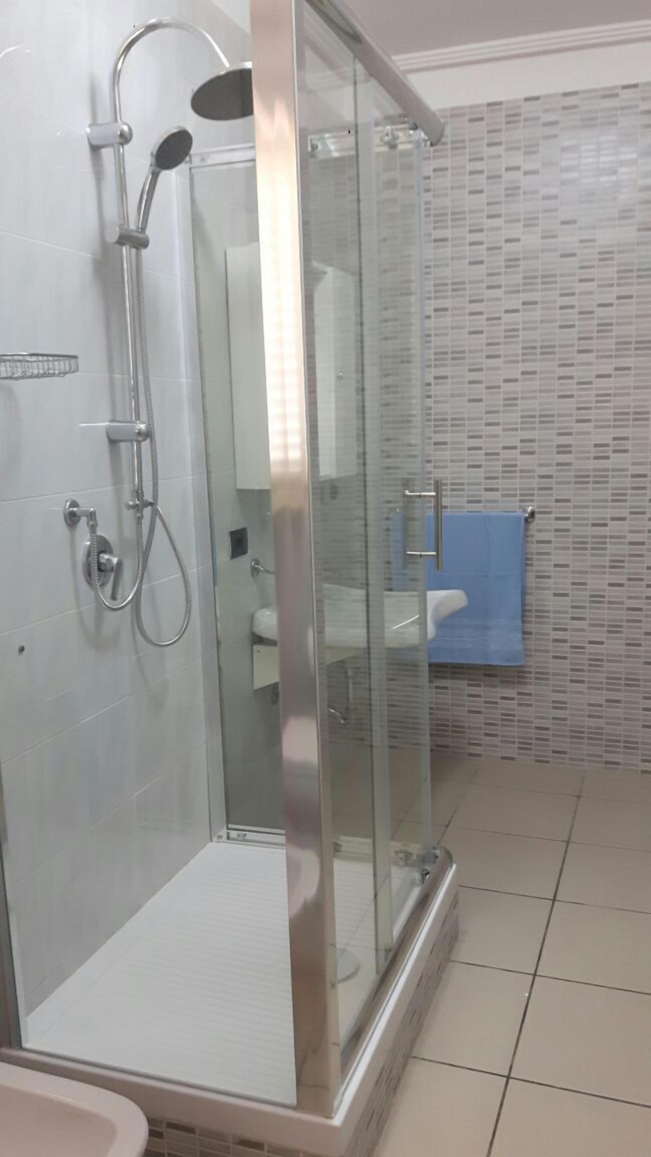 Chambre Double | Salle de bain | Douche, articles de toilette gratuits, sèche-cheveux, peignoirs