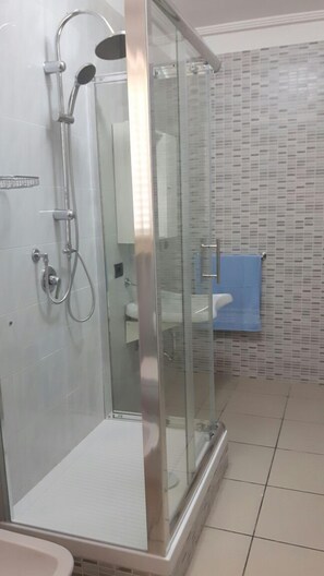 Chambre Double | Salle de bain | Douche, articles de toilette gratuits, sèche-cheveux, peignoirs