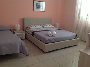 Habitación triple Deluxe, 2 habitaciones, vistas al mar | Escritorio, sistema de insonorización, cunas gratuitas y wifi gratis