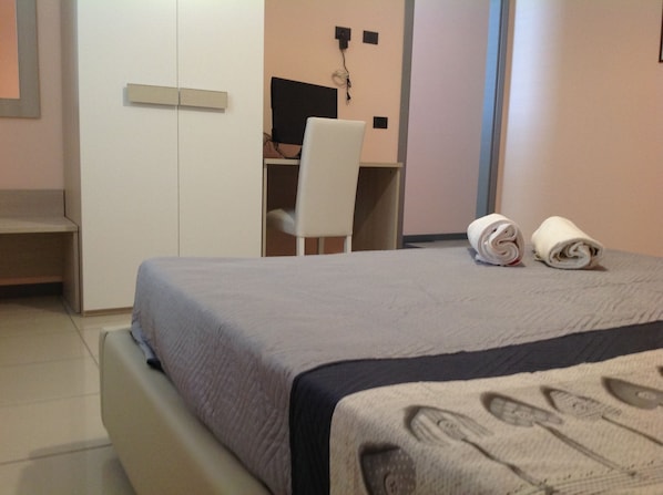 Chambre Triple Deluxe, 2 chambres, vue mer | Bureau, chambres insonorisées, lits bébé (gratuits), Wi-Fi gratuit