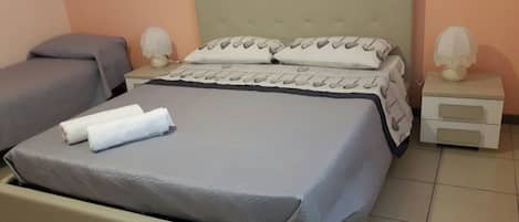 Chambre Triple Deluxe, 2 chambres, vue mer | Bureau, chambres insonorisées, lits bébé (gratuits), Wi-Fi gratuit