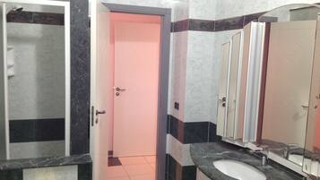 Tripla Deluxe, 2 camere da letto, vista mare | Bagno | Doccia, set di cortesia gratuito, asciugacapelli, accappatoio