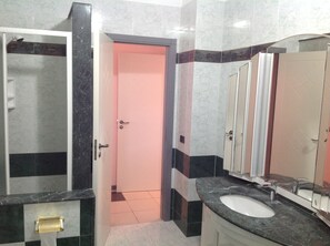 Deluxe-værelse til 3 personer - 2 soveværelser - havudsigt | Badeværelse | Bruser, gratis toiletartikler, hårtørrer, badekåber