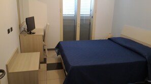 A small, clean room with a bed, a desk, and a chair. - Limpiados Bed and Breakfast (Licata)