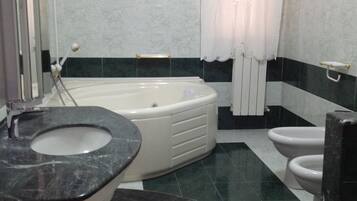 Tripla Deluxe, 2 camere da letto, vista mare | Bagno | Doccia, set di cortesia gratuito, asciugacapelli, accappatoio