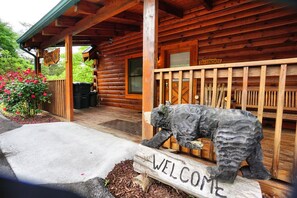 Exterior detail - The Bigfoot Lodge - Hot Tub, Theater, Game Room, Near Parkway & Attractions (Pigeon Forge)