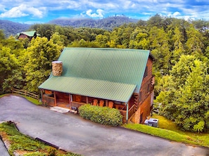 Exterior - The Bigfoot Lodge - Hot Tub, Theater, Game Room, Near Parkway & Attractions (Pigeon Forge)