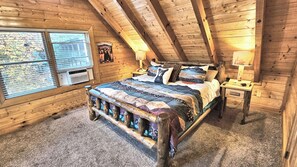 5 bedrooms, memory-foam beds, iron/ironing board, free WiFi - The Bigfoot Lodge - Hot Tub, Theater, Game Room, Near Parkway & Attractions (Pigeon Forge)