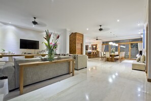 Fernseher, DVD-Player, Bücher, Videothek