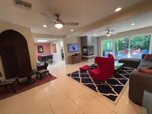 Smart TV, chimenea, reproductor de DVD y libros 