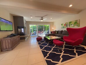 Smart TV, chimenea, reproductor de DVD y libros 