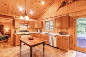 Coffee/tea maker, fridge, microwave, oven - Comfy Home in the Adirondacks, close to Gore Mnt, hiking & snowmoble trails (Indian Lake)