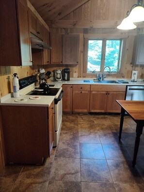 Coffee/tea maker, fridge, microwave, oven - Comfy Home in the Adirondacks, close to Gore Mnt, hiking & snowmoble trails (Indian Lake)