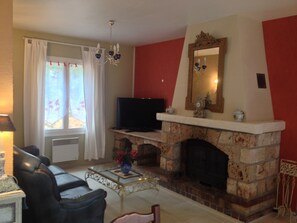 TV, fireplace - Your dream slice of French delight in the alluring Provence, Villa Margaux (Salernes)