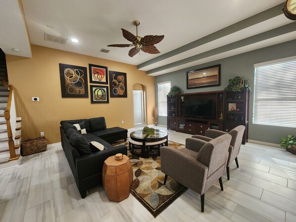 Smart-TV, DVD-Player, Bücher, Videothek