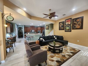 Smart TV, DVD player, books, video library - Beautiful 5br 4bath, sleeps 14: Wekiva Springs, Disney, Universal & Antiques. (Apopka)