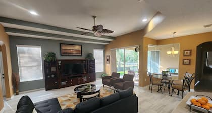 Beautiful 5br 4bath, sleeps 14: Wekiva Springs, Disney, Universal & Antiques.