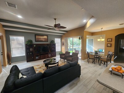 Beautiful 5br 4bath, sleeps 14: Wekiva Springs, Disney, Universal & Antiques.