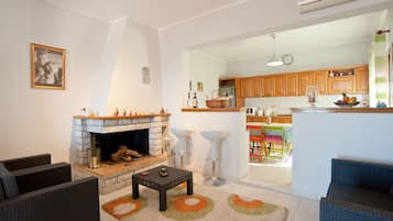 Smart TV, fireplace, books, stereo