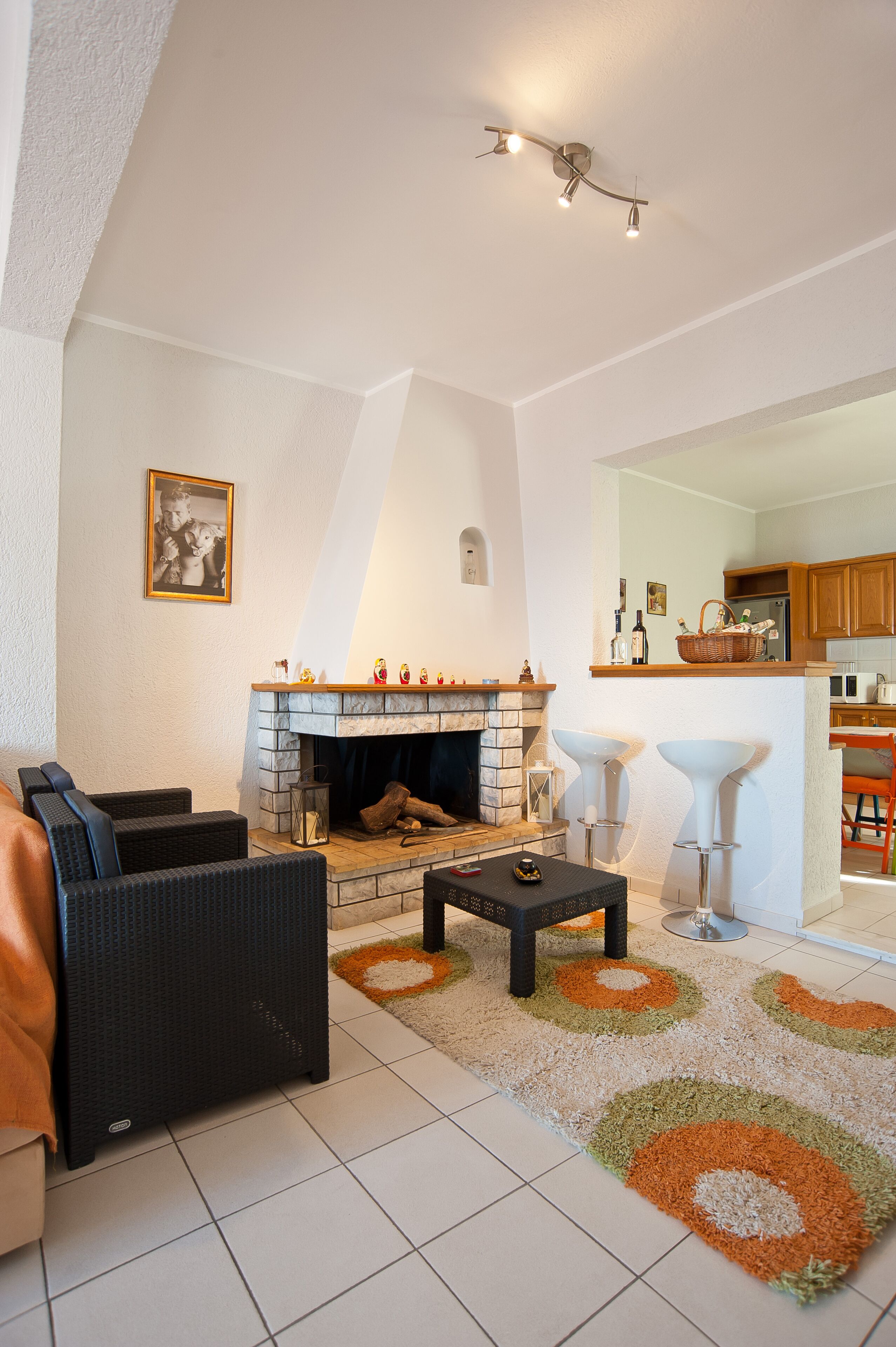 Smart TV, fireplace, books, stereo