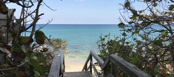 Studio nearby beach, quiet surroundings & restaurants, private entrance & patio.