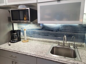 Réfrigérateur, four à micro-ondes, un four, cafetière-théière