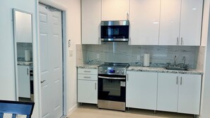 Fridge, microwave, oven, coffee/tea maker - Luxury Studio in great location - S1 (Boynton Beach)