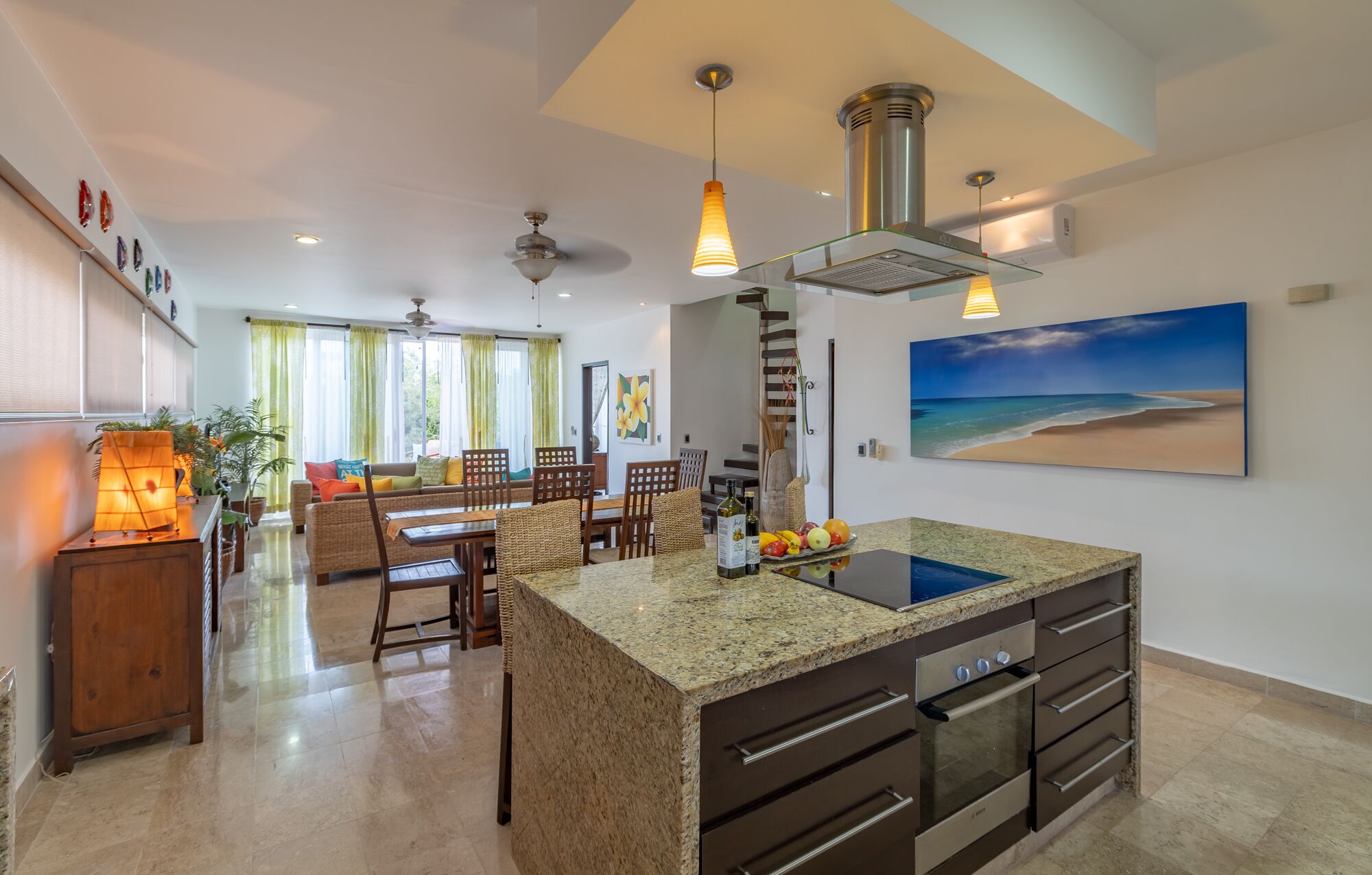 冷蔵庫、電子レンジ、オーブン、コンロ