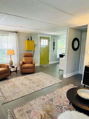 Interior - The Quarterdeck Cottage~Boat dockage available directly across the street (Bokeelia)