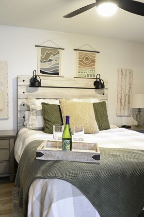 1 bedroom, iron/ironing board, free WiFi, bed sheets - 1 bedroom sleeps 4. On the Schuss golf course. close to Torch Lake and others. (Mancelona)