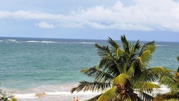 En la playa, camastros y toallas de playa