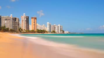 En la playa, sillas reclinables de playa, toallas de playa