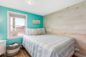 2 bedrooms, iron/ironing board, WiFi, bed sheets - PET FRIENDLY-Steps to the Beach - 45 Min to Salem, MA - WINTER RENTALS AVAILABLE (Salisbury)