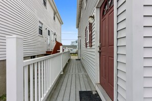Exterior detail - 2 Bedroom Pet-Friendly Apt Steps to the Beach (Salisbury)