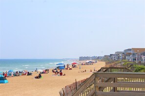 Sun-loungers - 2 Bedroom Pet-Friendly Apt Steps to the Beach (Salisbury)