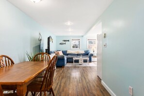 Interior - PET FRIENDLY-Steps to the Beach - 45 Min to Salem, MA - WINTER RENTALS AVAILABLE (Salisbury)