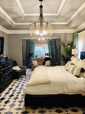 5 soverom, skrivebord, blendingsgardiner og strykejern/-brett