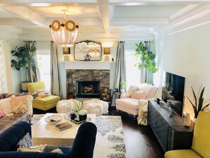 Flatskjerm-TV, peis, TV-spill og Netflix