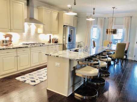 Fridge, microwave, oven, stovetop. Luxury Modern Southern Home (also A Masters Rental)