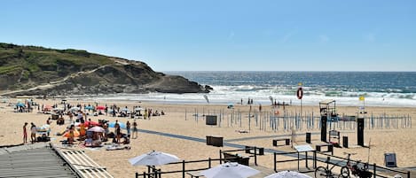 Playa en los alrededores, camastros y toallas de playa
