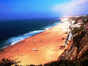 Beach nearby, sun loungers, beach towels - Cottage in Praia das Maçãs with a heated swimming pool (Sintra-Colares)