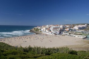 Plage à proximité, chaises longues, serviettes de plage